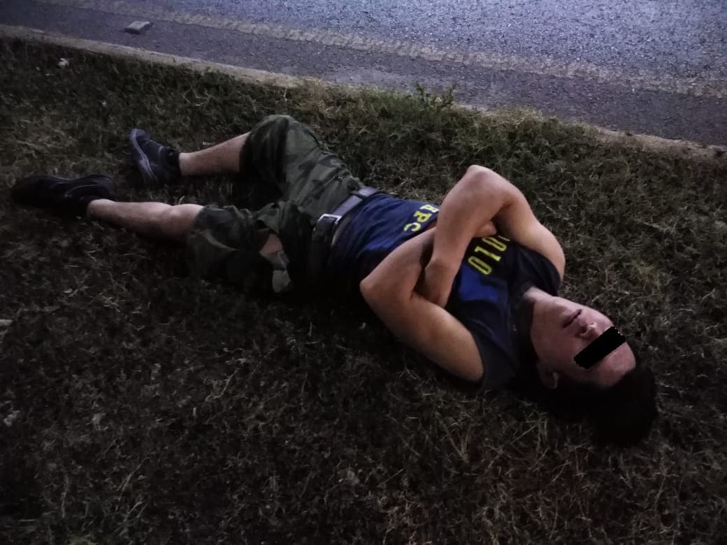 Sujeto baja de su auto y se duerme sobre la López Portillo