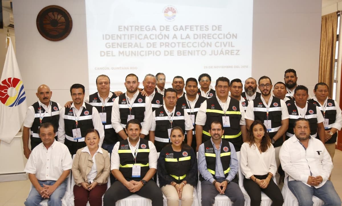 Mara Lezama entrega credenciales a Protección Civil para impulsar la transparencia