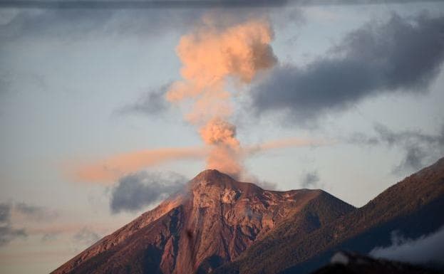 Desalojan a más de 3 mil personas por nueva erupción de volcán de Fuego