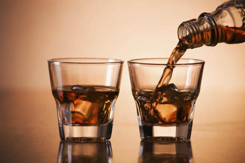 Clima frío aumenta consumo de alcohol y cirrosis