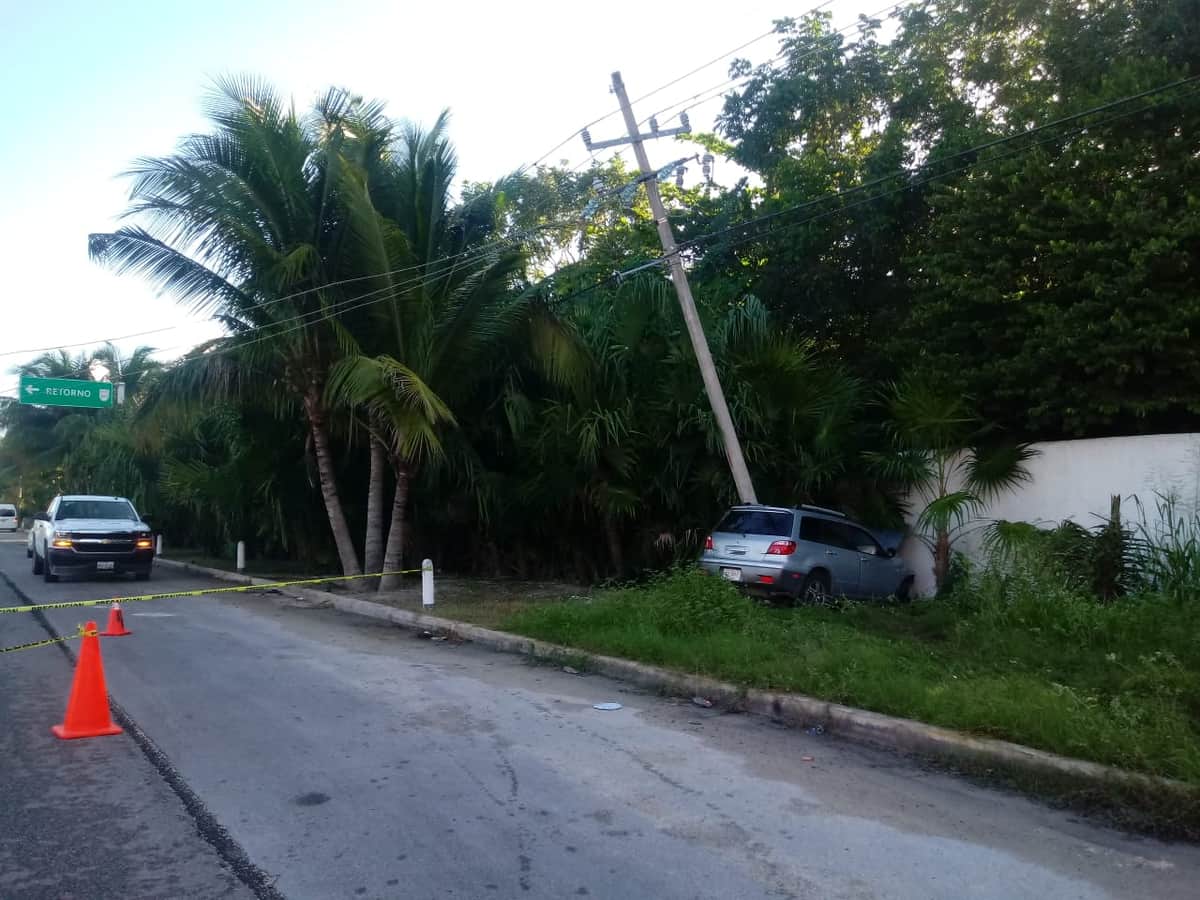 Choque tira cables eléctricos sobre carretera Playa-Puerto Morelos