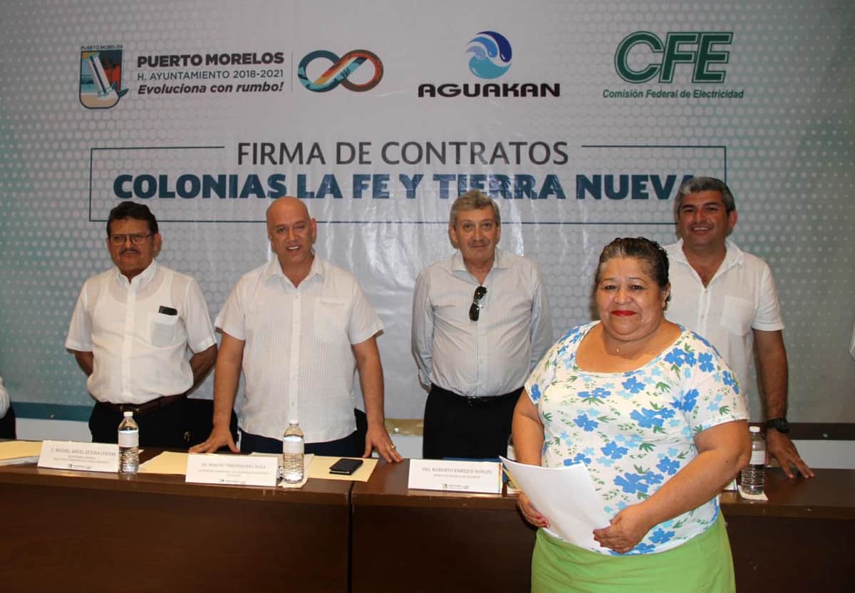 Laura Fernández entrega contratos de compraventa a habitantes de Puerto Morelos