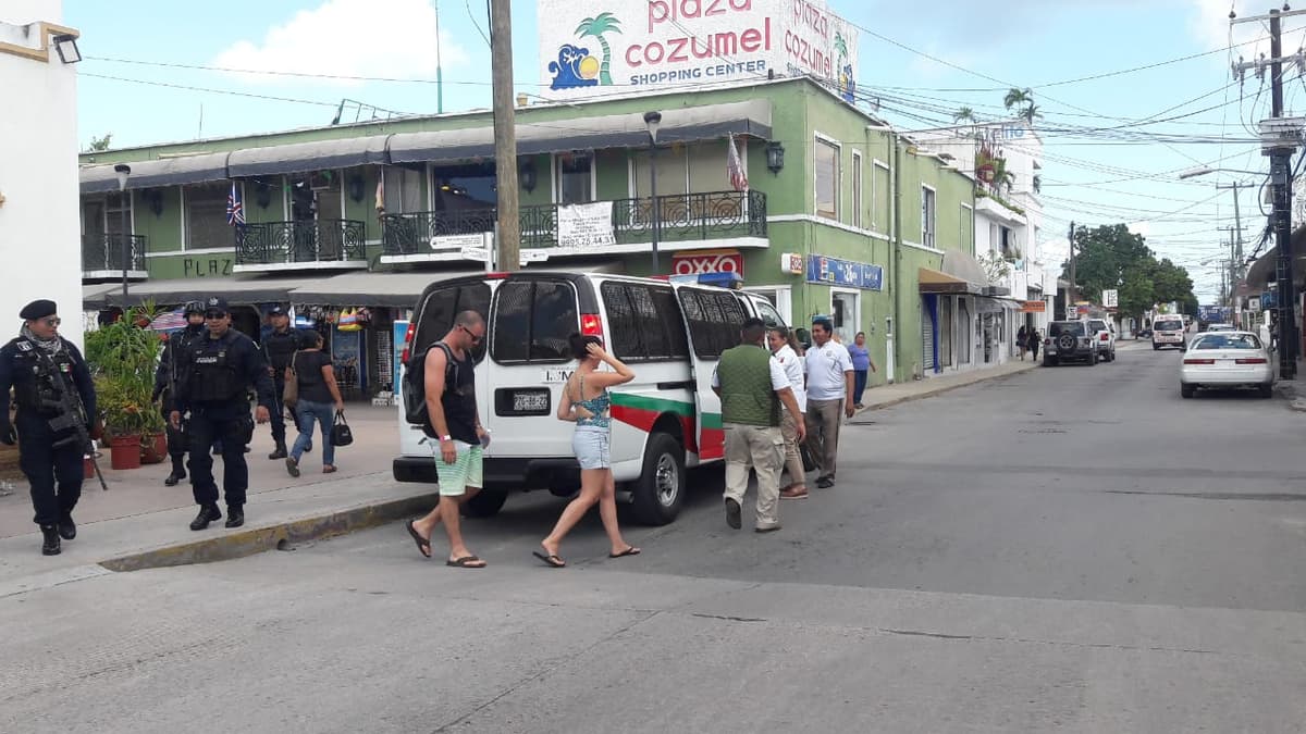 Personal del INM simula detenciones en Cozumel