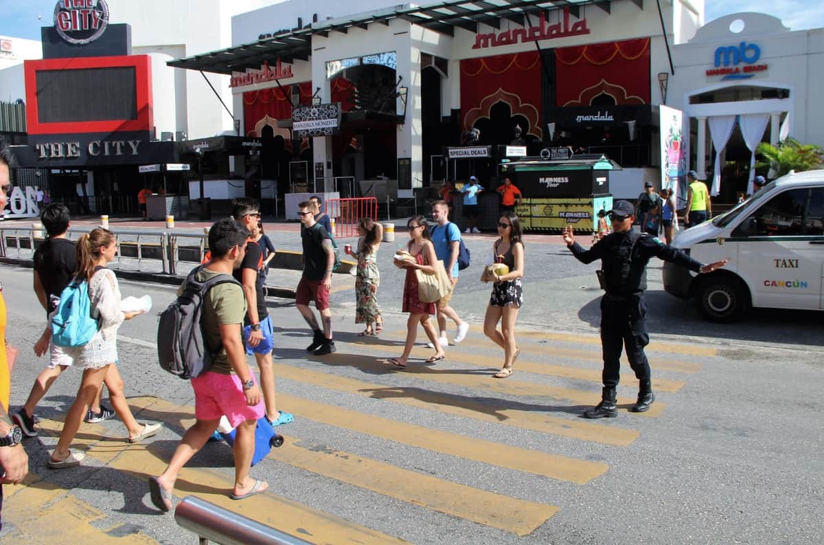 Policías con las “manos llenas” en Punta Cancún
