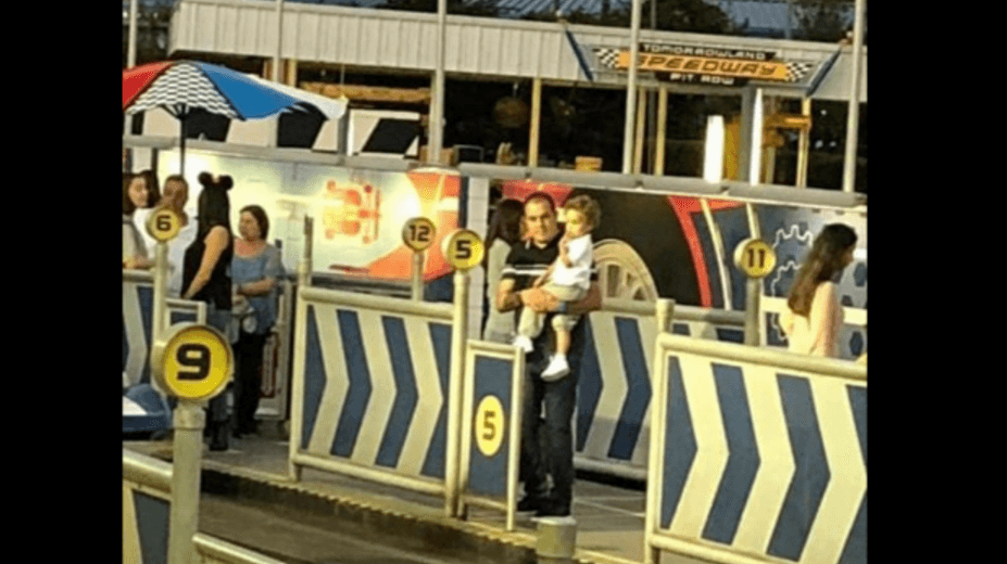 Acusan a Cuauhtémoc Blanco de vacacionar en Disneylandia