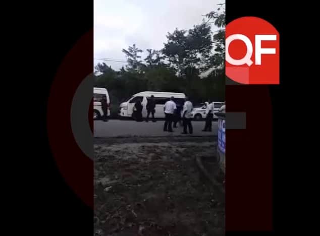 Taxistas "secuestran" vans con turistas abordo en Cozumel