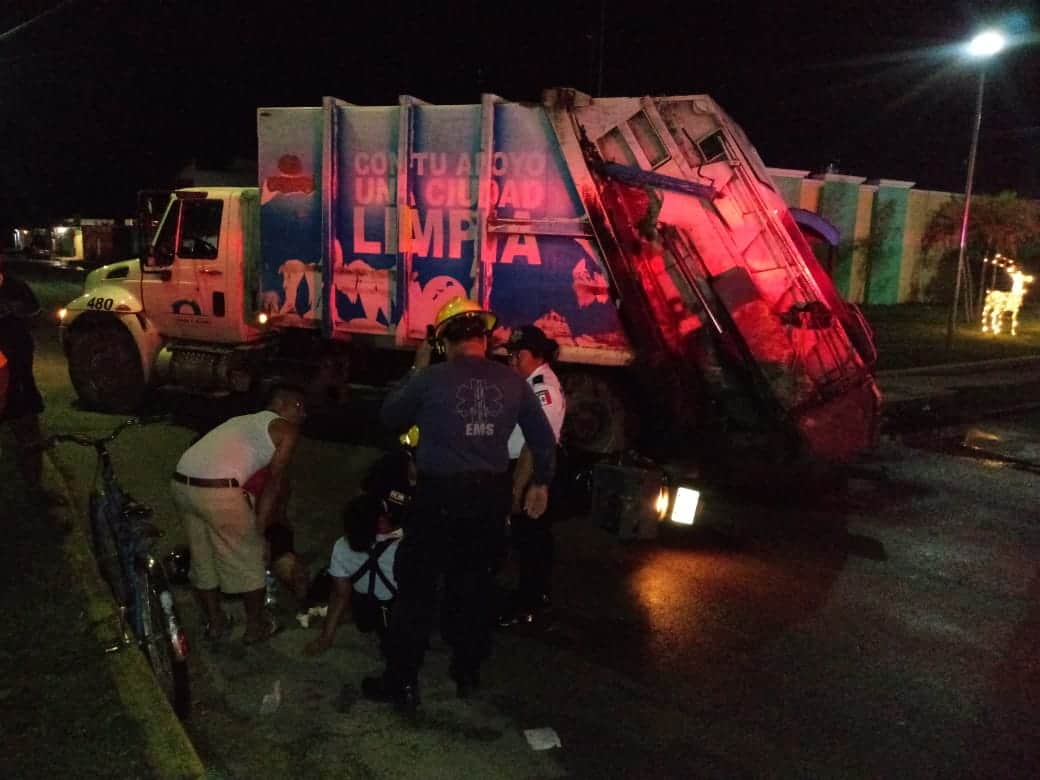 Por ir distraída, se estrella contra camión de basura