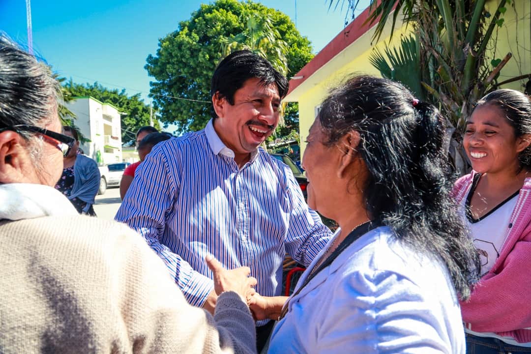 Víctor Mas entrega de equipo a trabajadores de Servicios Públicos