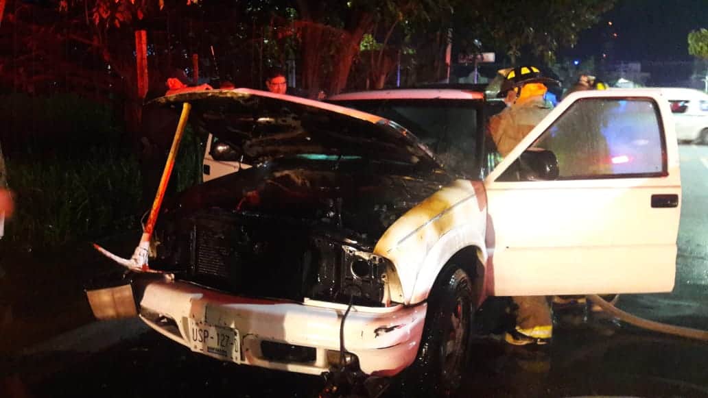 Arde lujosa camioneta por cortocircuito