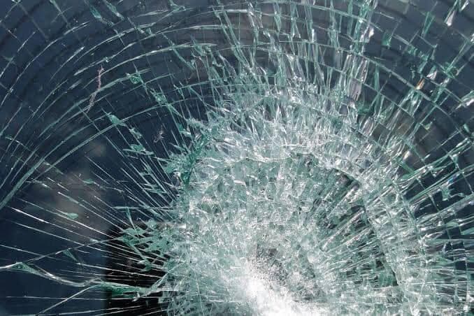 Dan cristalazo al coche de Paoly Perera