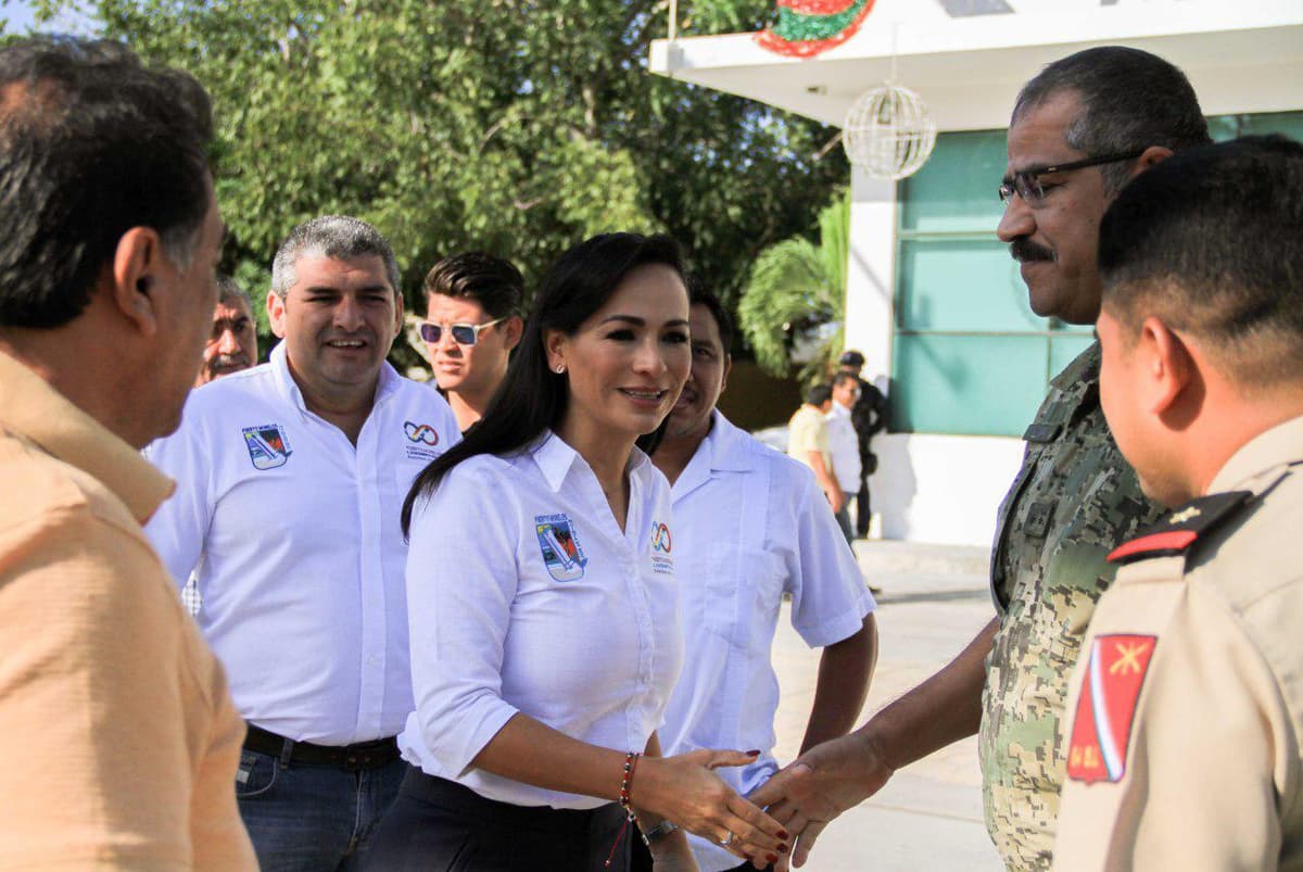 Gobierno de Puerto Morelos realiza labores de bacheo en Villas Morelos II