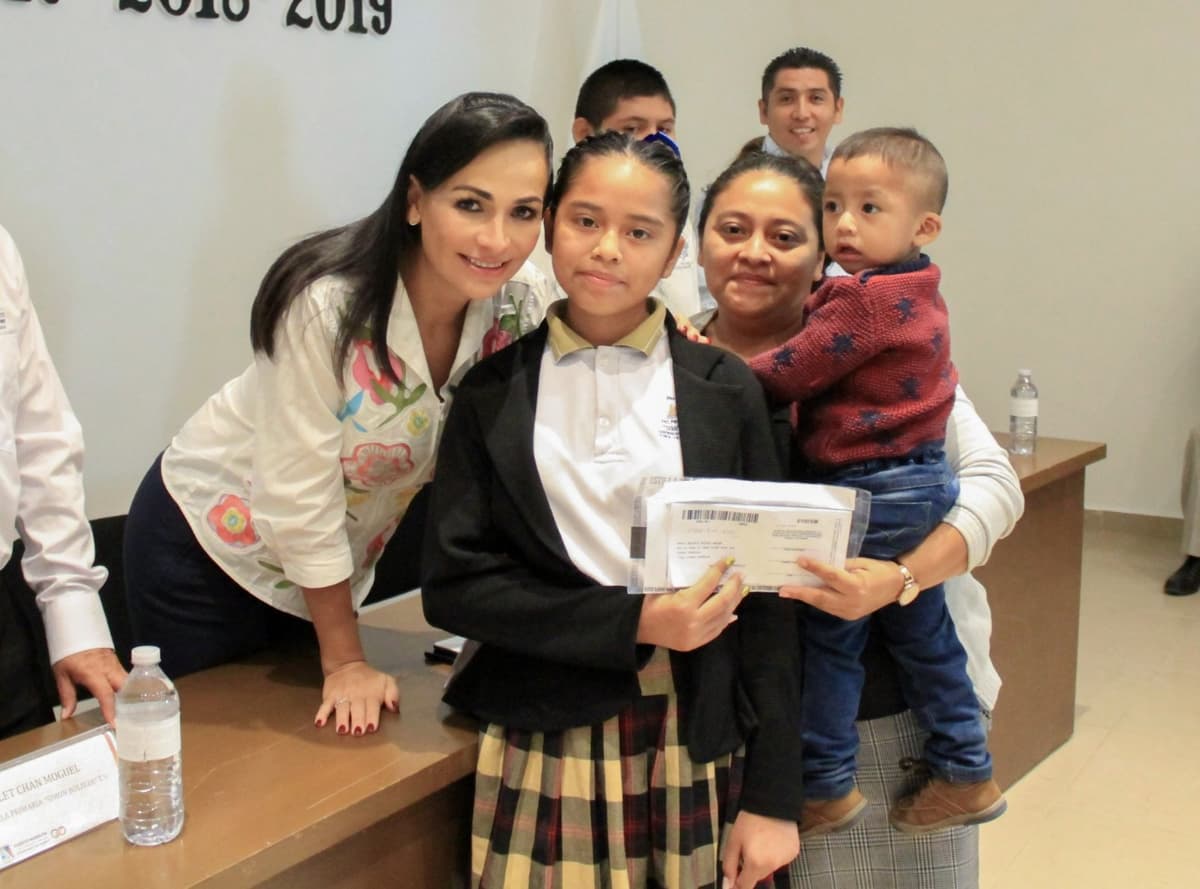 Encabeza Laura Fernández entrega de becas escolares a estudiantes portomorelenses