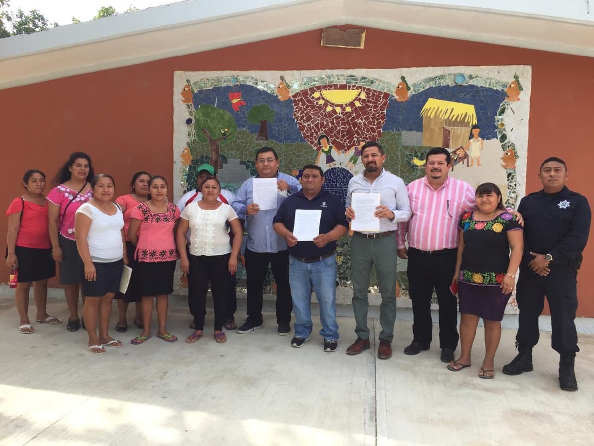 Se manifiestan padres de familia en demanda de más profesores