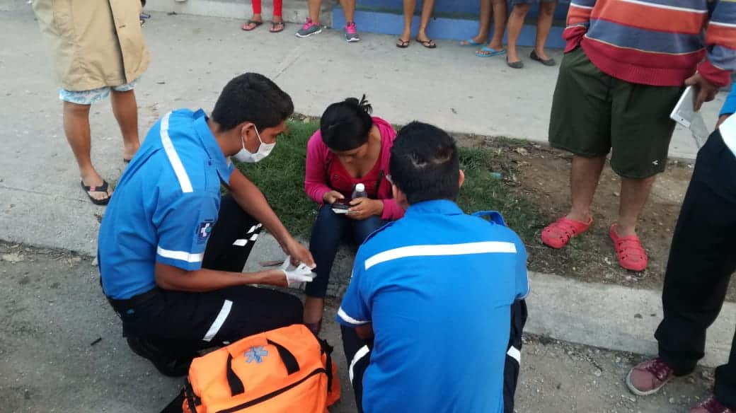 Camión avienta a mujer al pavimento en Playa del Carmen