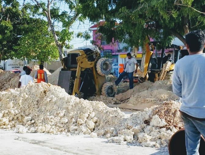 Cae tractor a zanja en calles de Chetumal