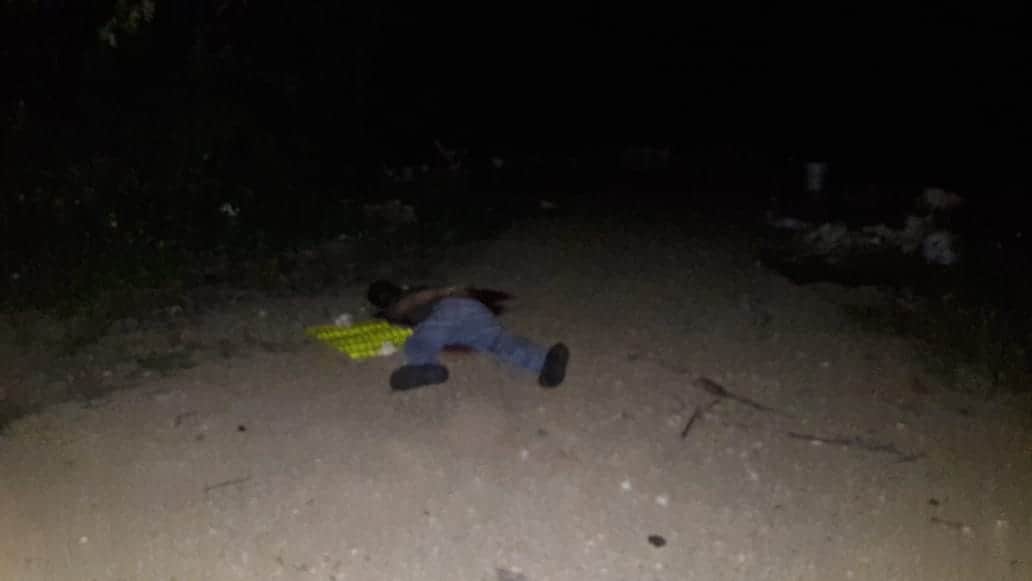 Dejan cadáver degollado en área verde de Solidaridad