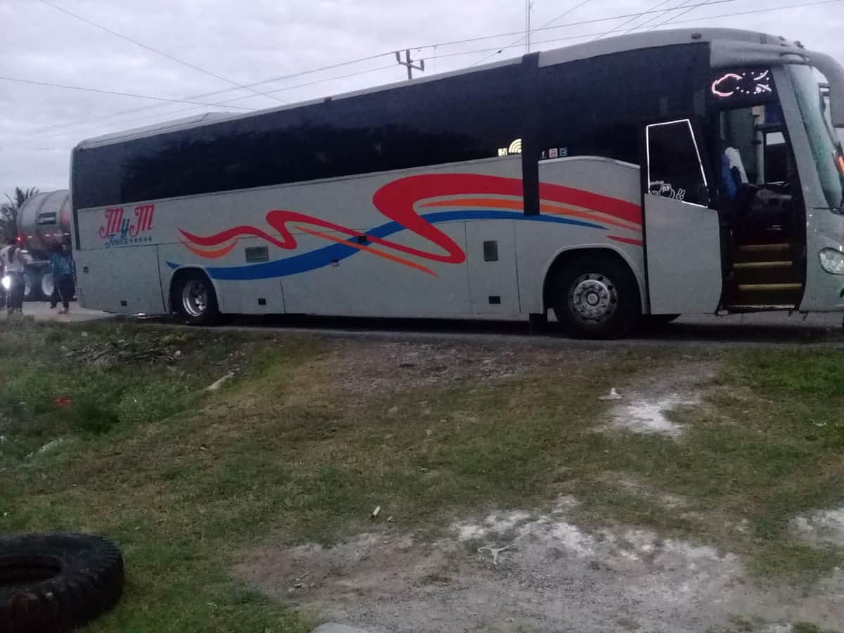 A punta de pistola, asaltan a pasajeros de camión en Bacalar