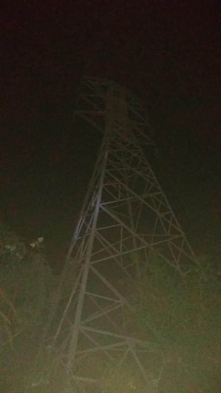 Hombre sube a torres de alta tensión y muere electrocutado