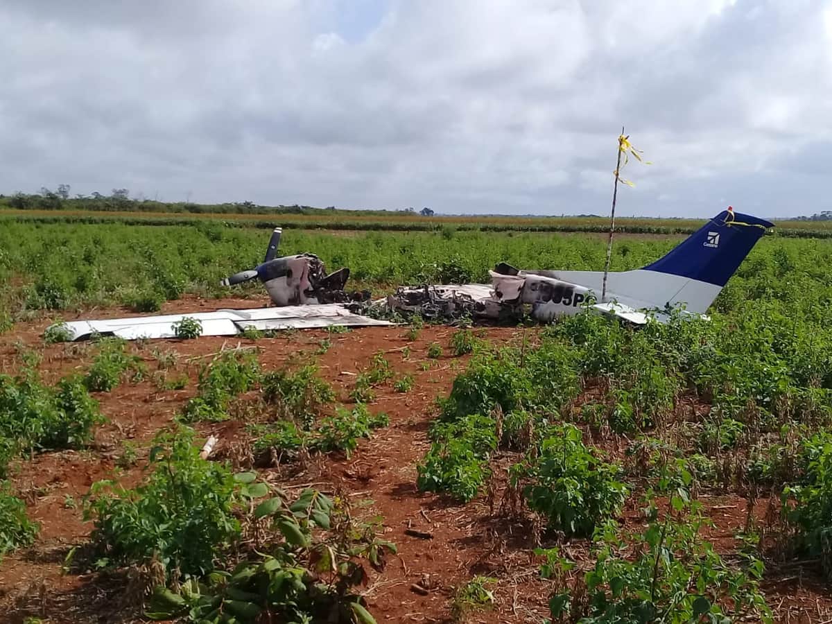 Avión quemado continúa en el lugar, tres meses después