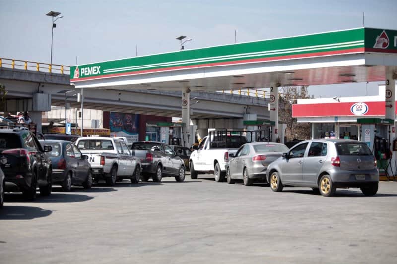Reportan desabasto de gasolina en ocho estados del país, ciudadanos reclaman a AMLO