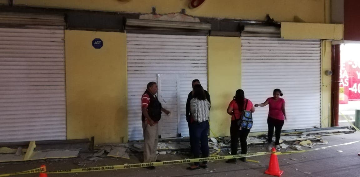 Se desploma marquesina de comercio en Cozumel