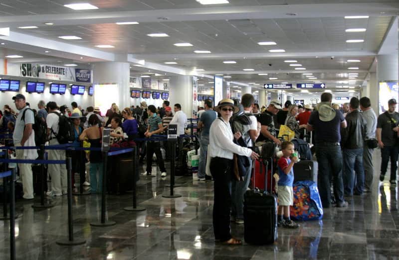 Reconoce INM crisis en control migratorio de aeropuerto