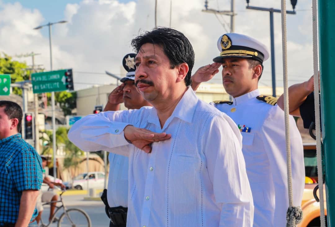 Celebra Víctor Mas el Día de la Bandera en Tulum