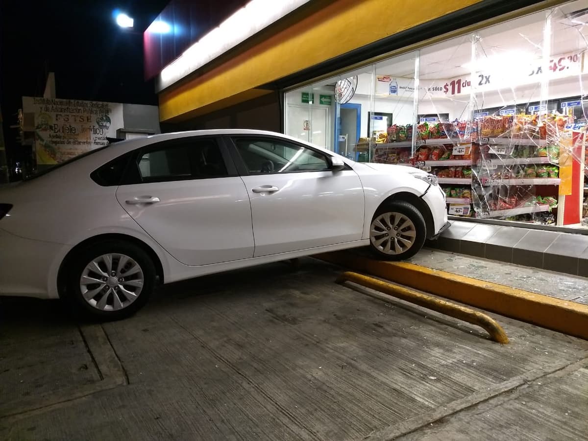 Va a comprar al Oxxo... Con todo y vehículo