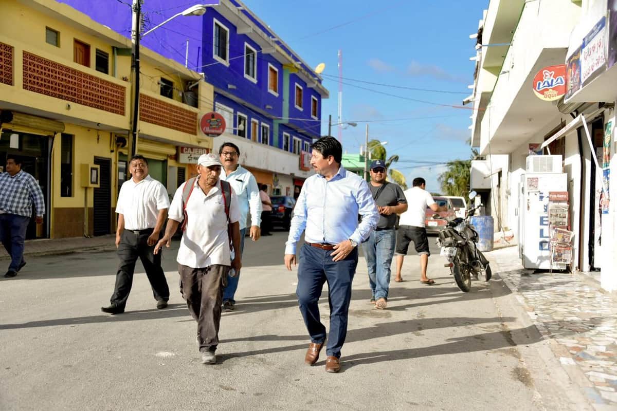 Víctor Mas supervisa ampliación de red eléctrica en Akumal