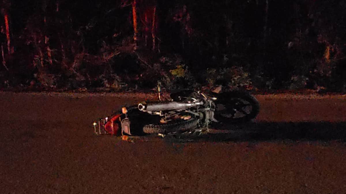 Muere motociclista al chocar contra coche estacionado sin luces, en Cozumel