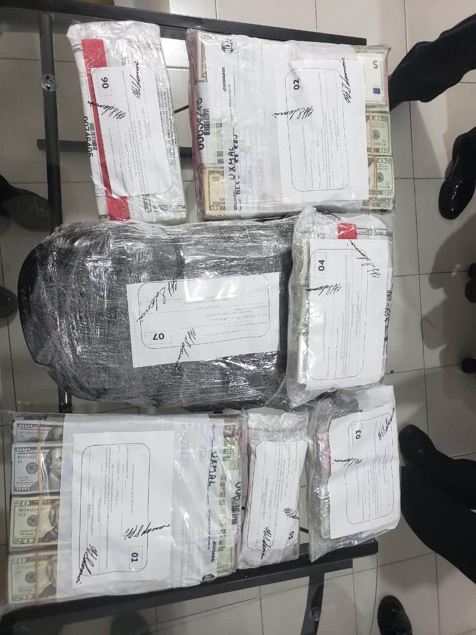 Detienen a hombre en aeropuerto con casi 300 mil dólares