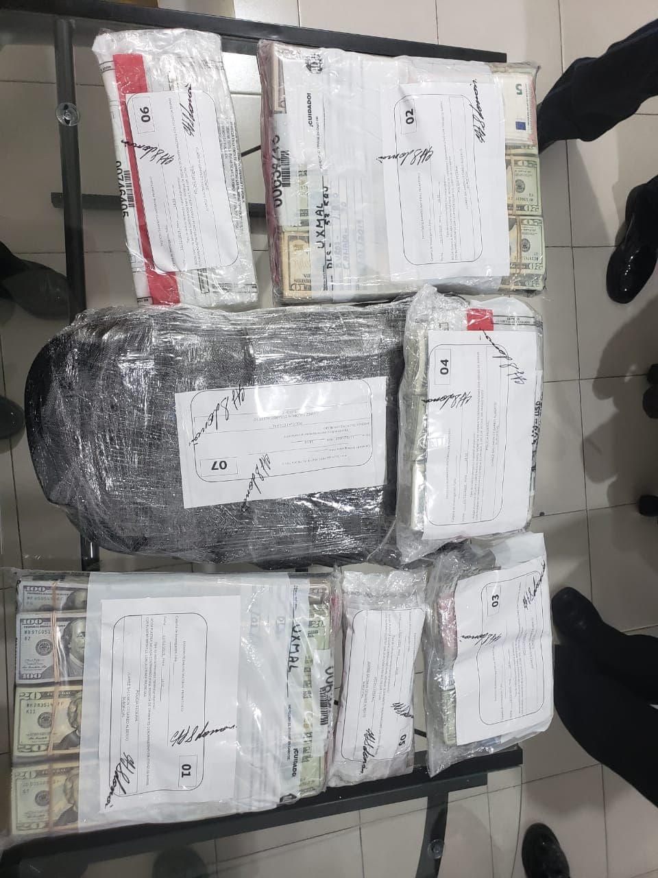 Detienen a hombre en aeropuerto con casi 300 mil dólares