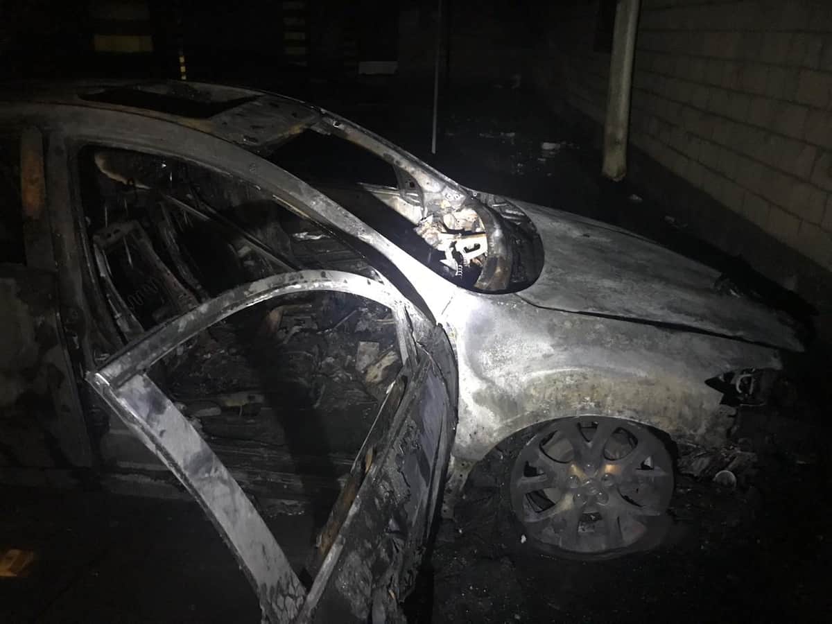 Incendio de vehículo obliga a evacuar edificios