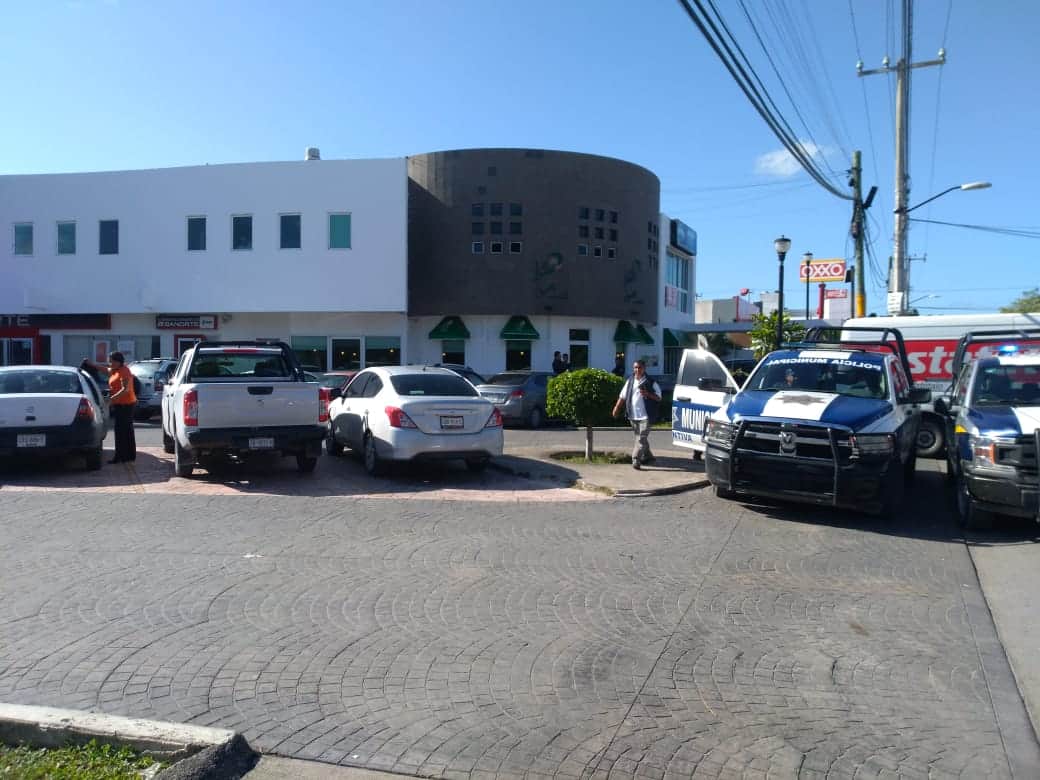 Asaltan a cuentahabientes afuera de banco en Cancún