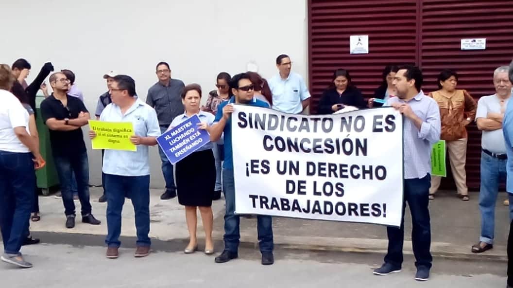 Se manifiesta sindicato de Uqroo frente a juzgado de Chetumal