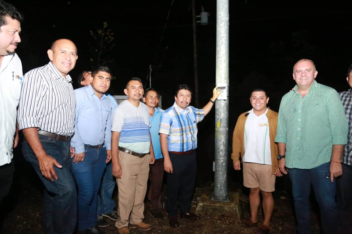 Rehabilita gobierno de Tulum alumbrado público de la entrada a Coba