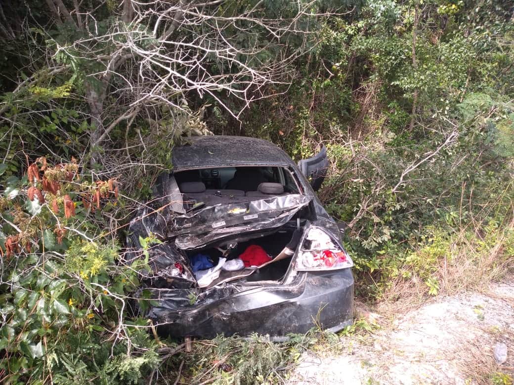 Se sale coche de carretera rumbo a Mahahual