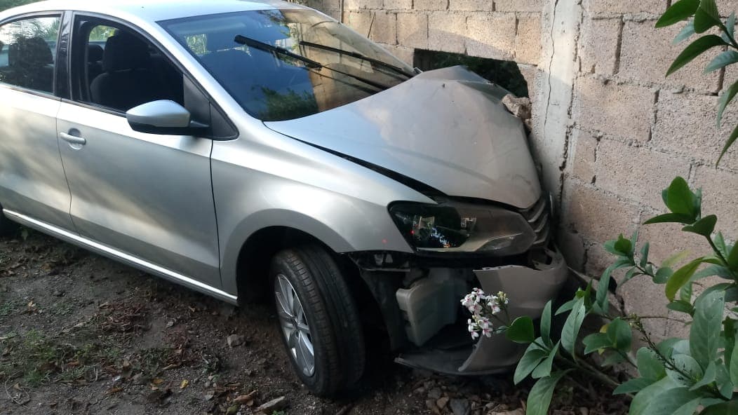 “Roba” auto y lo estrella contra una barda
