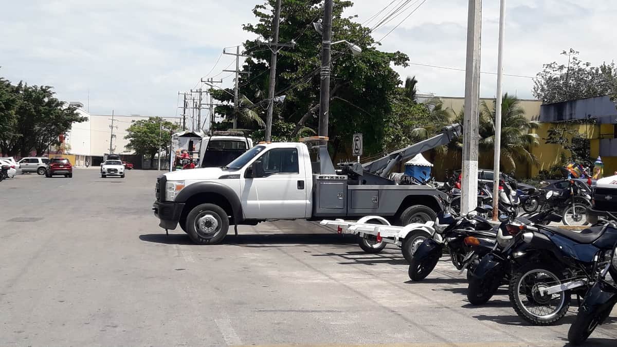 Denuncian a grúas de Cozumel por extorsionar a automovilistas