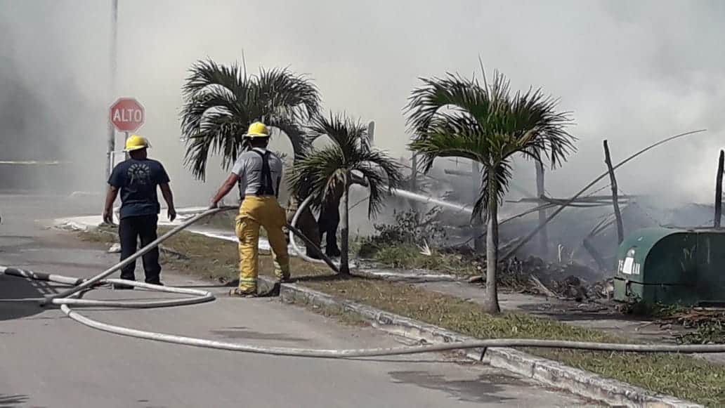 Bomberos de Cozumel violan protocolos de seguridad al apagar incendio
