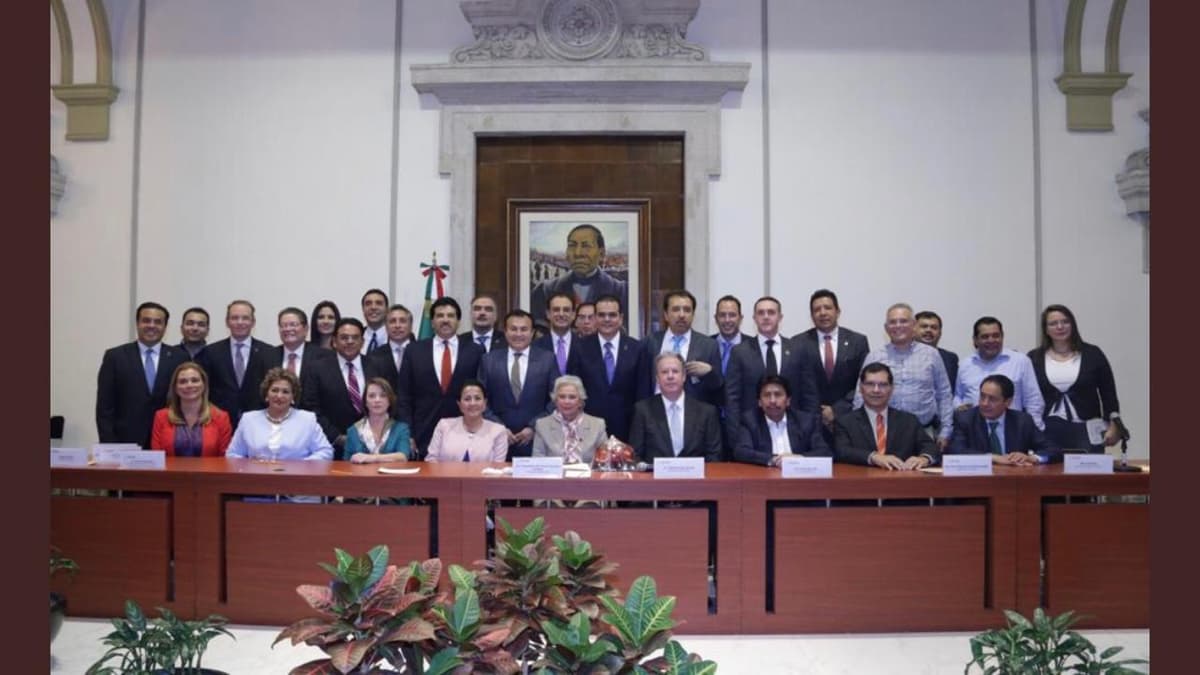 Víctor Mas solicita apoyo al Gobierno de la República para el tema del sargazo