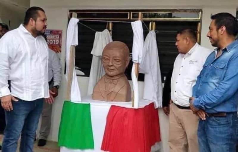 Busto "alienígena" de Benito Juárez desata burlas en redes sociales