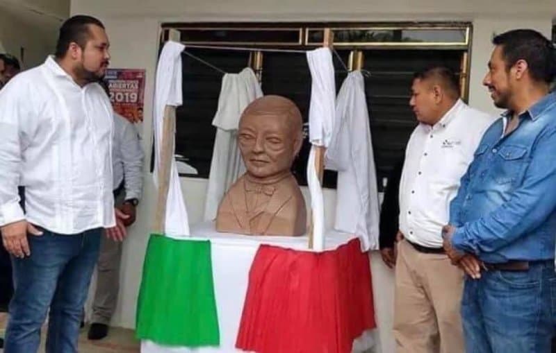Busto "alienígena" de Benito Juárez desata burlas en redes sociales
