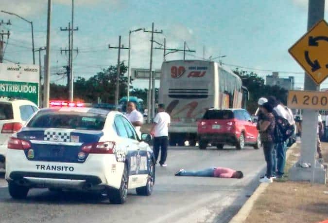 Atropellan a una mujer en distribuidor vial de Cancún