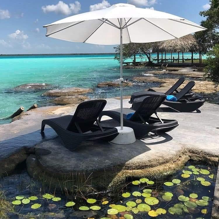 Denuncian a hotel de Bacalar por colocar camastros sobre estromatolitos