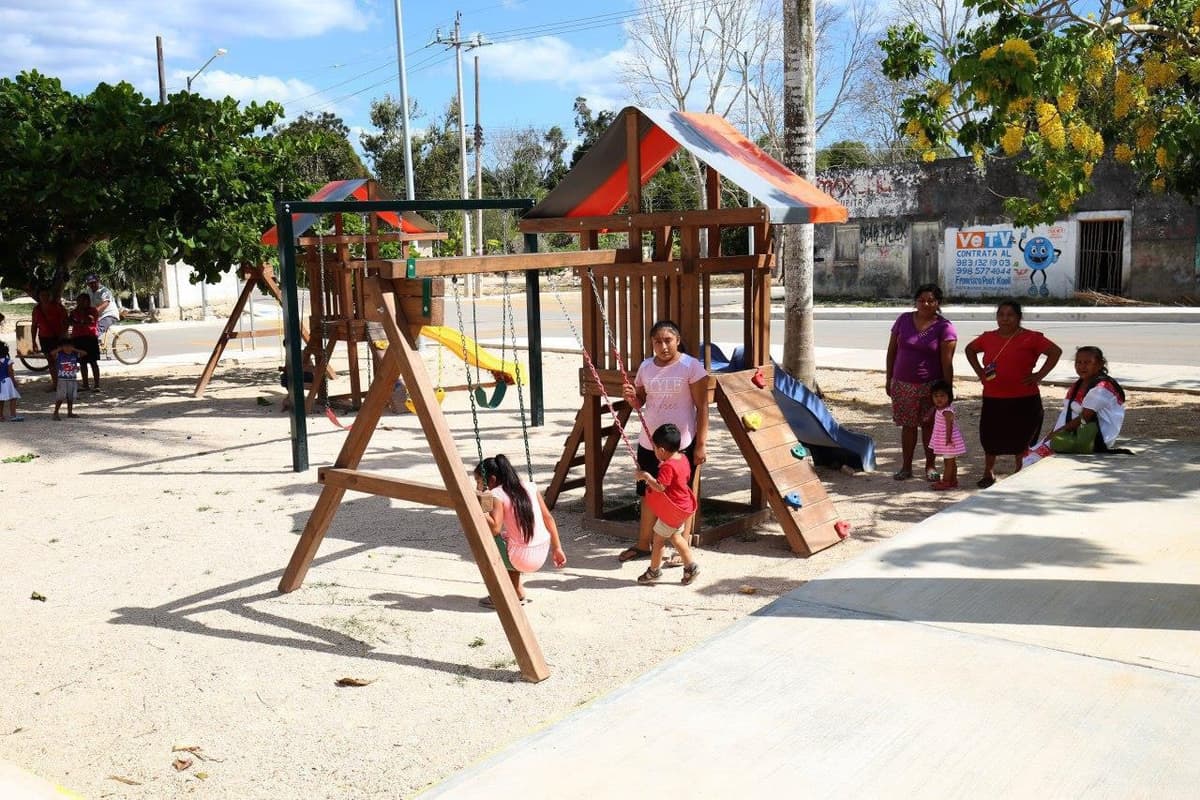 Carlos Joaquín y Chak Me'ex entregan obras públicas en Carrillo Puerto