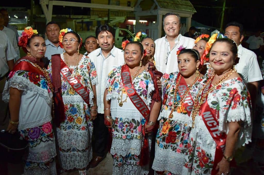 Víctor Mas inaugura las fiestas en honor a la Santa Cruz en Tulum