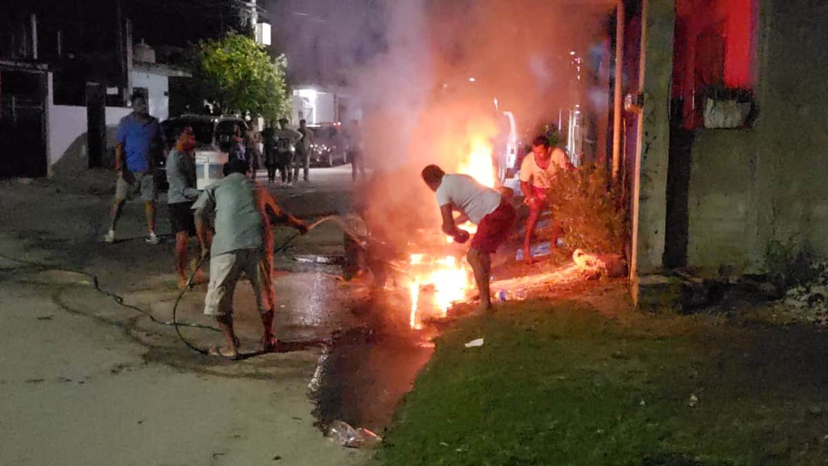Incendian vehículo en la colonia CTM de Cozumel
