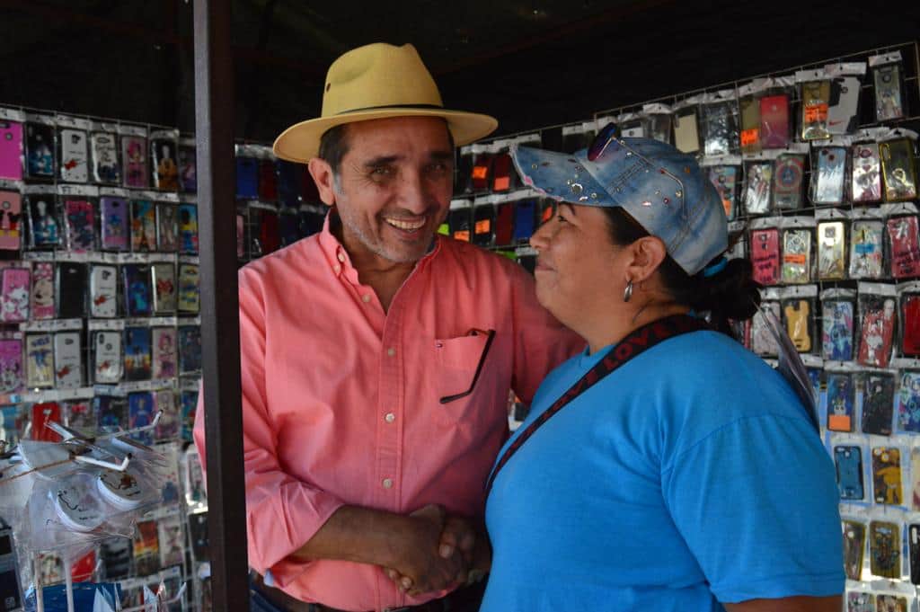 Juan Carlos Beristain escucha a los habitantes de la Colosio en Solidaridad