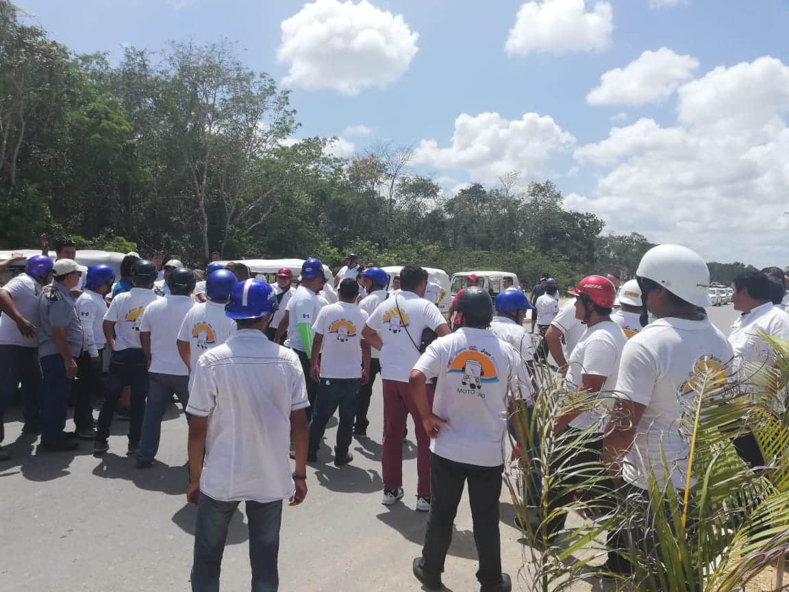 Taxistas inconformes bloquean a mototaxistas en Playa del Carmen